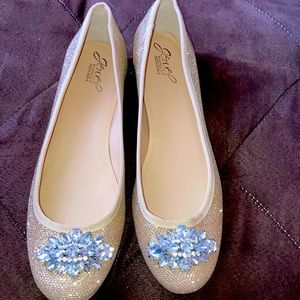 Beautiful flats never worn. Size 9 1/2